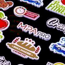 Autocollant à la forme avec marge blanche