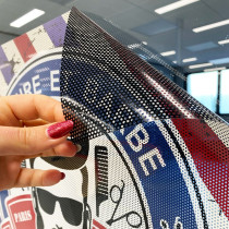 Vinyle micro-perforé pour vitrine