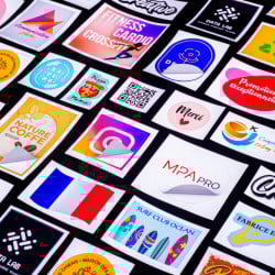 Autocollant découpe mi-chair vitrine