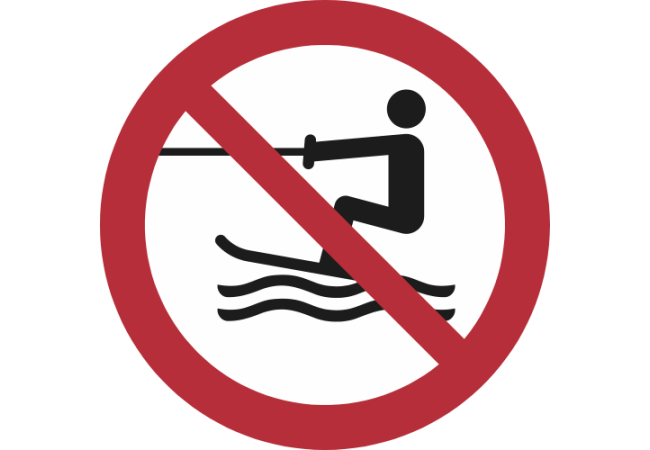 P058- ISO 7010 - Panneau Activités nautiques tractées interdites